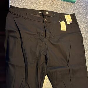 NWT St. John’s Bay women’s black capri pants -24W